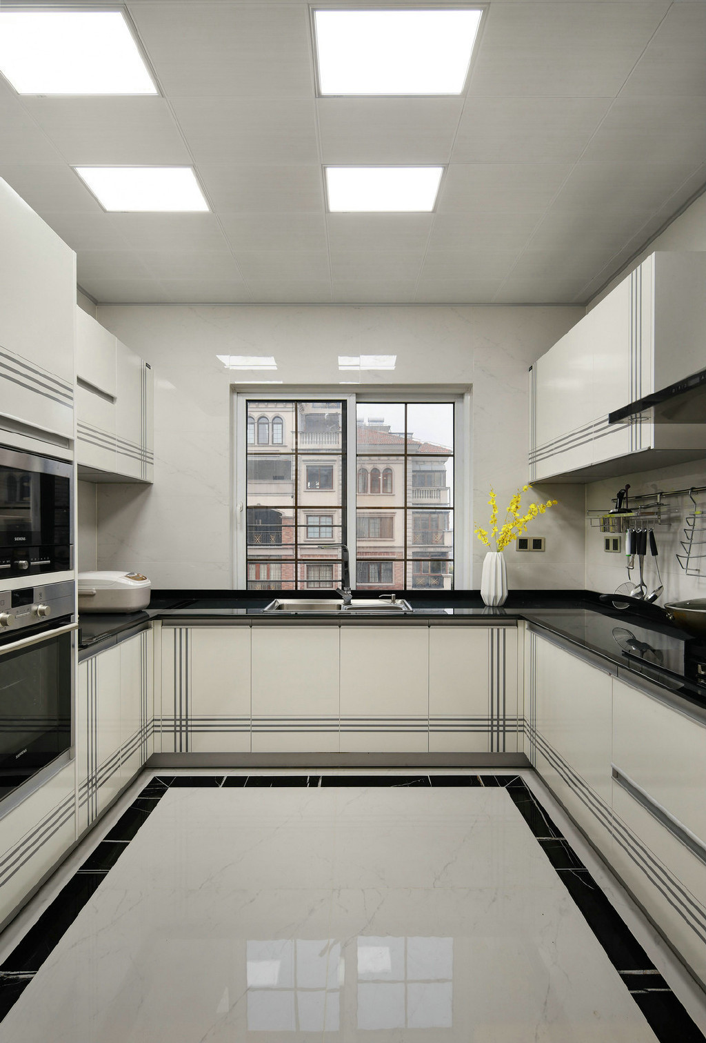 现代简约复式别墅厨房装修效果图