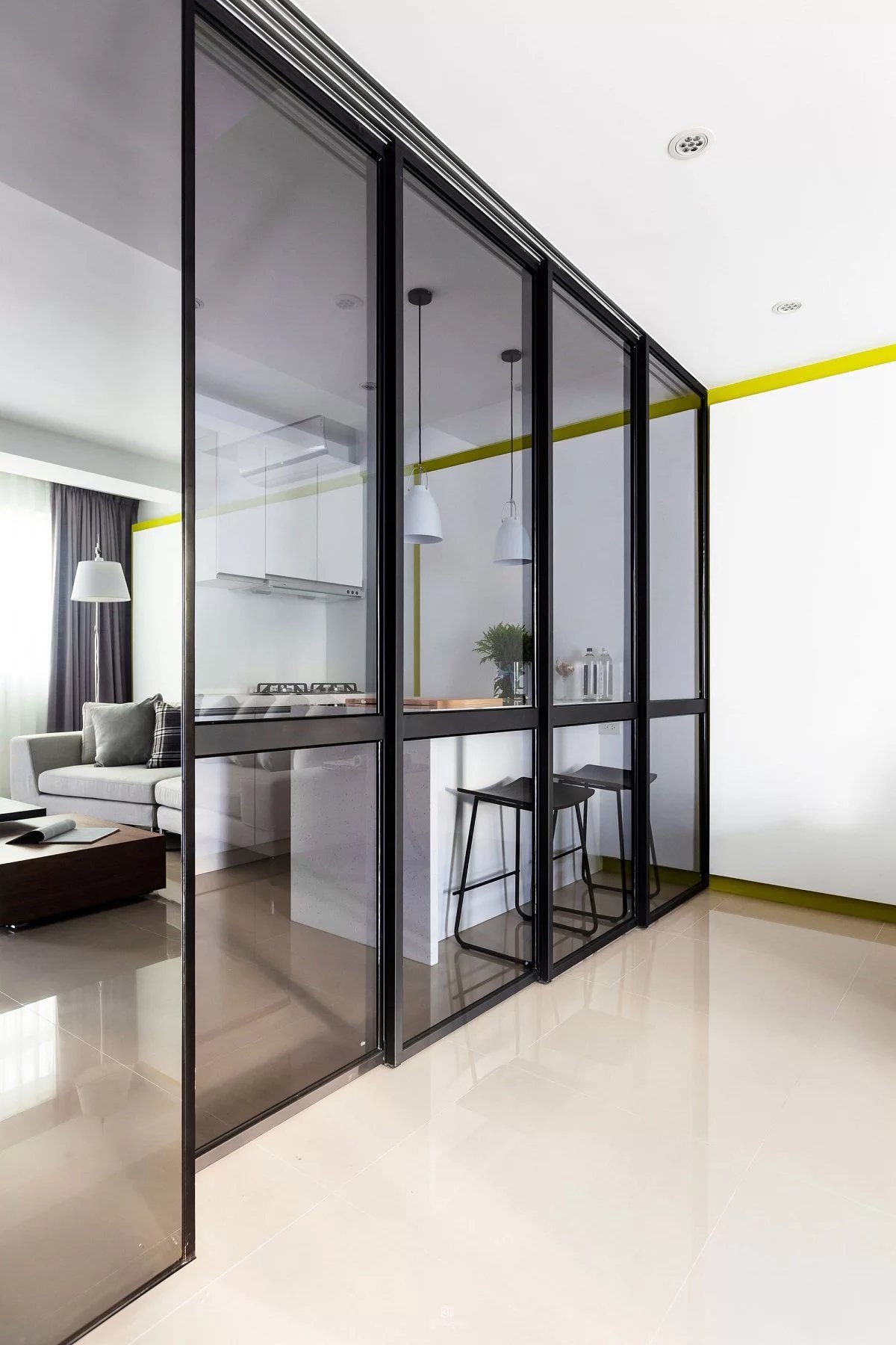 75平现代简约公寓黑色玻璃移门隔断装修效果图