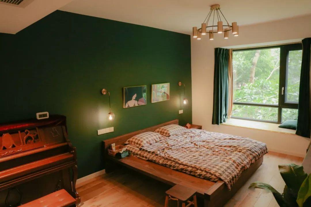 主卧用了我最爱的墨绿色,然后与之搭配的是黄铜元素和胡桃木的家具