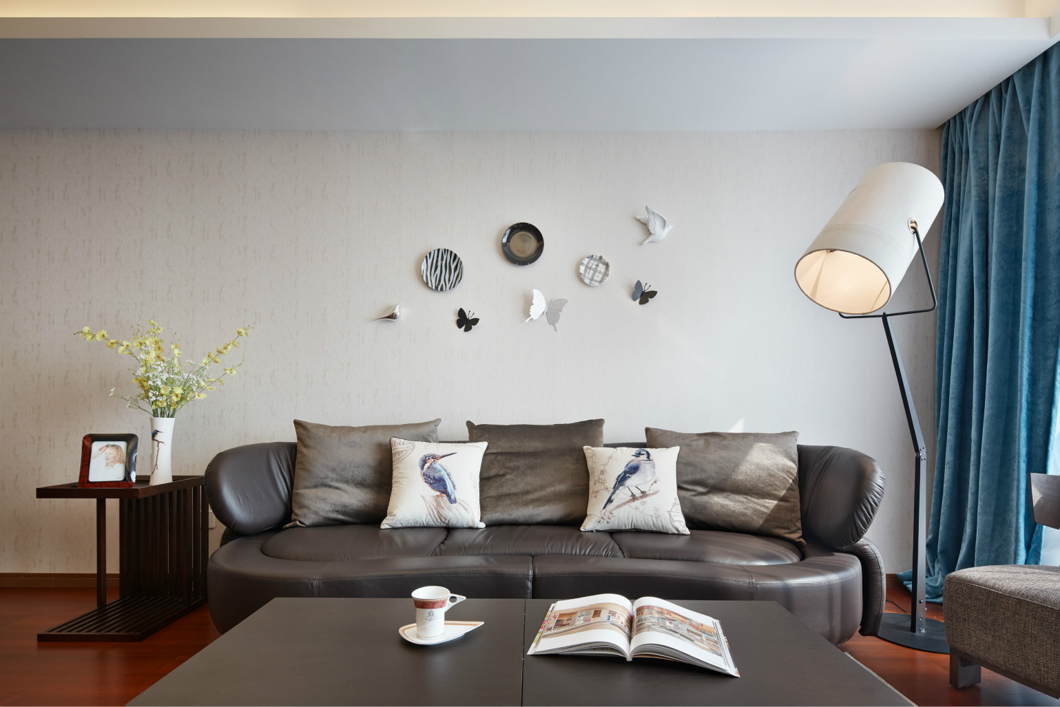 现代简中式三沙发背景墙装修效果图
