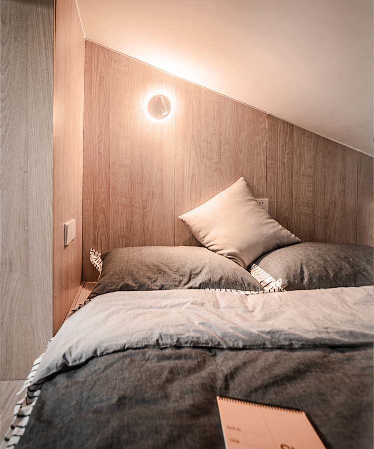 床头一角,一派温馨祥和的景象.