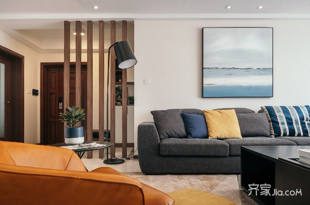 沙发背景用木条屏风隔断延长,凸显空间整齐的设计美感