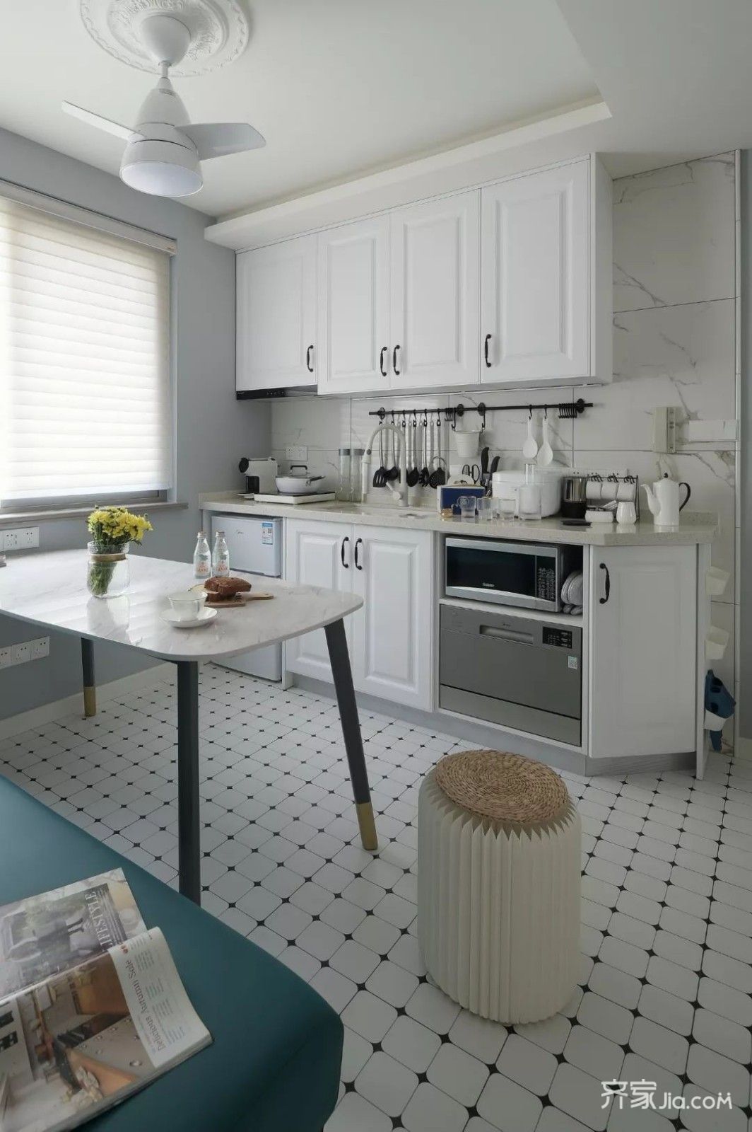 橱柜靠近门口的一侧做了斜角, 以避免进门后可能发生的碰撞.