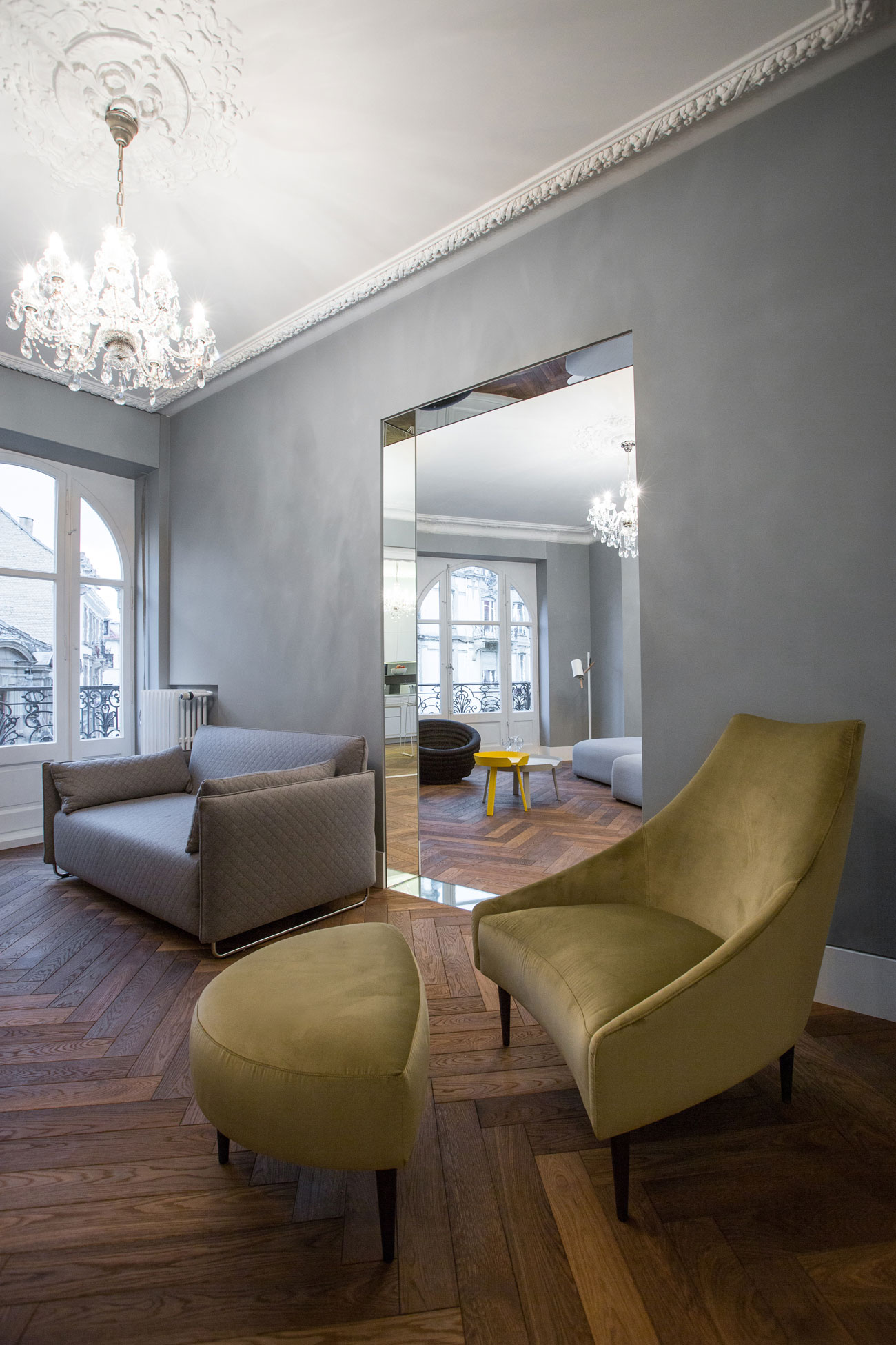 大户型极简风公寓装修黄色沙发设计图