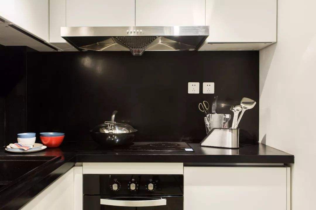 现在许多人在装修厨房时,为了耐脏耐用,都会选择黑色灶台,看起来非常