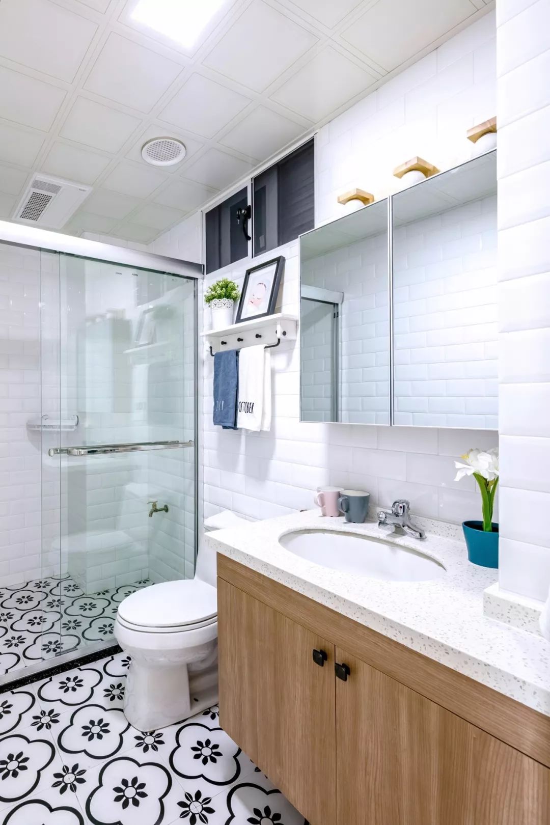 长条形状的卫生间布置出实用优雅的范