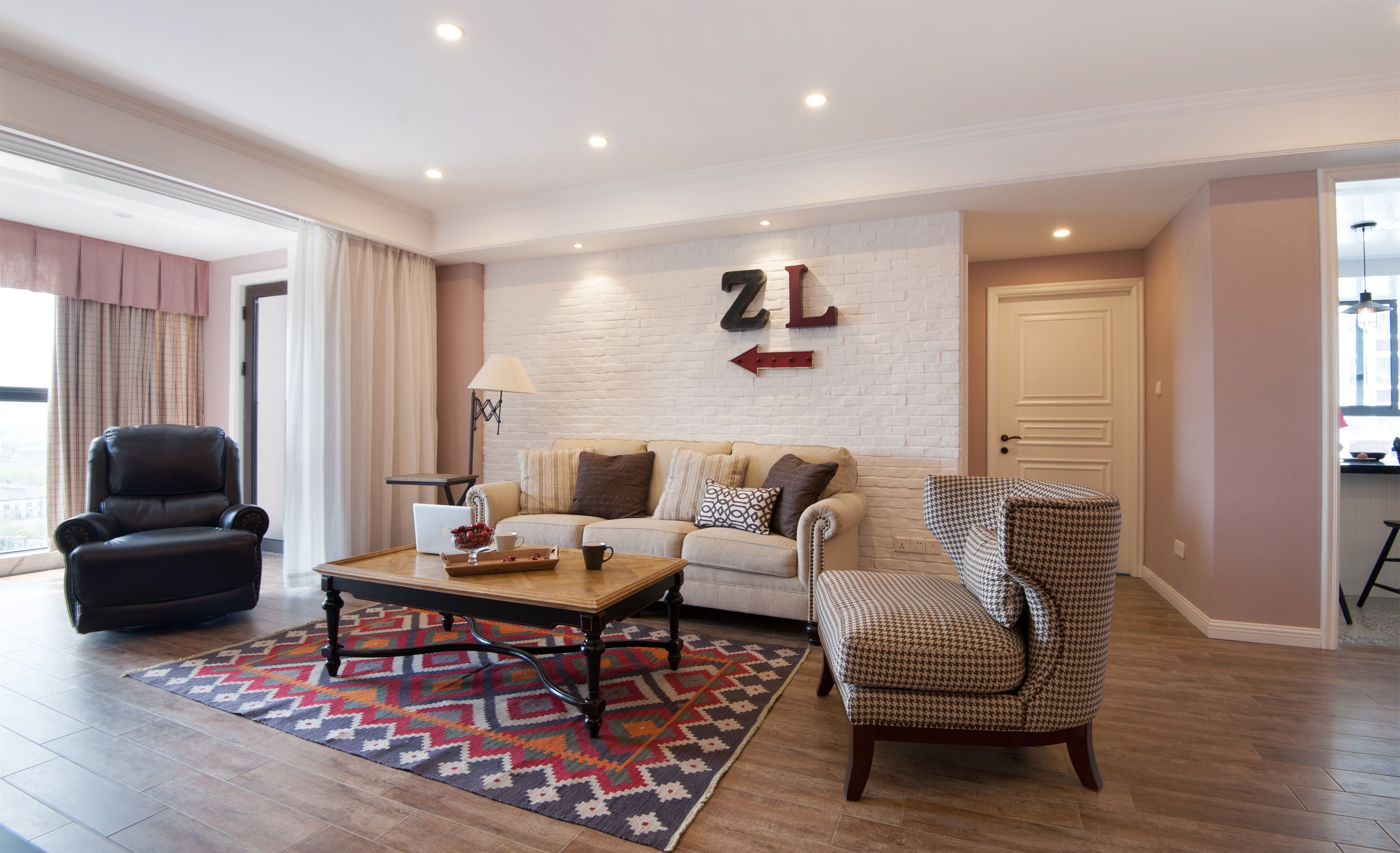 美式风格三居室沙发背景墙装修效果图