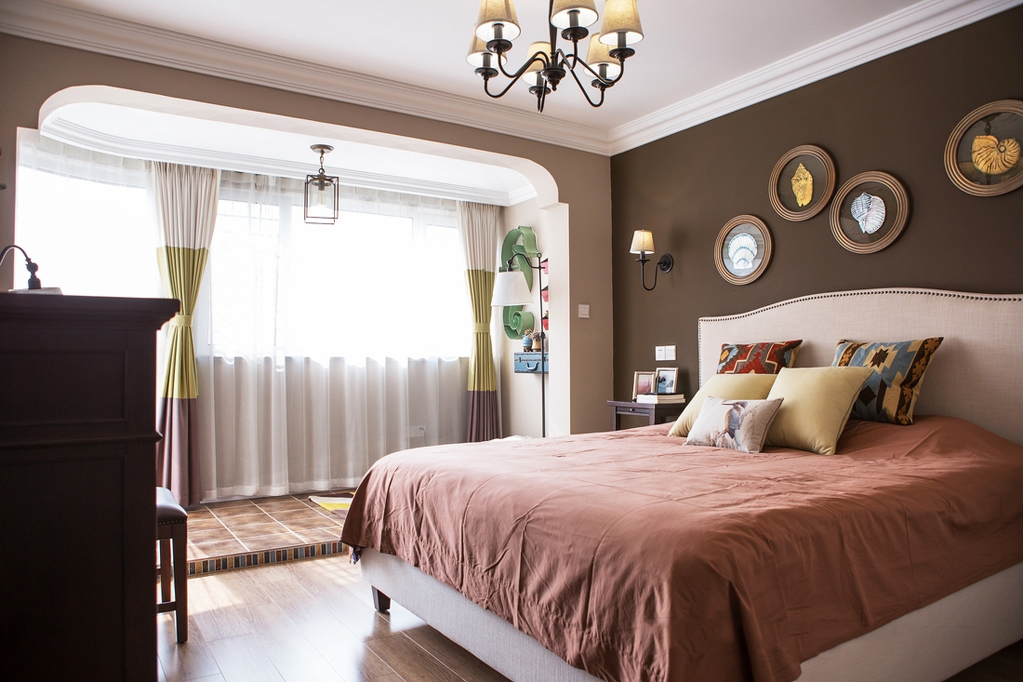 120平米装修,三居室装修,10-15万装修,美式风格,卧室背景墙,咖啡色