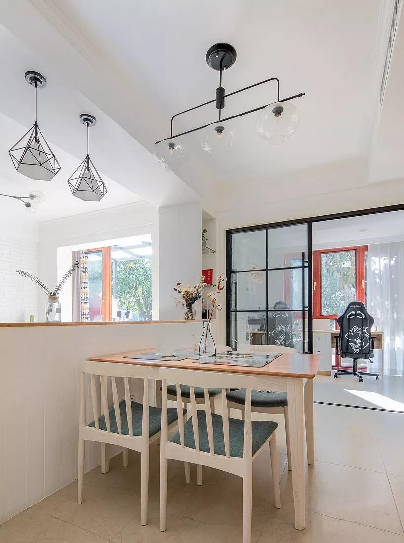 餐厅和客厅用矮墙隔断,明确划分功能区域,整体显得和谐统一.