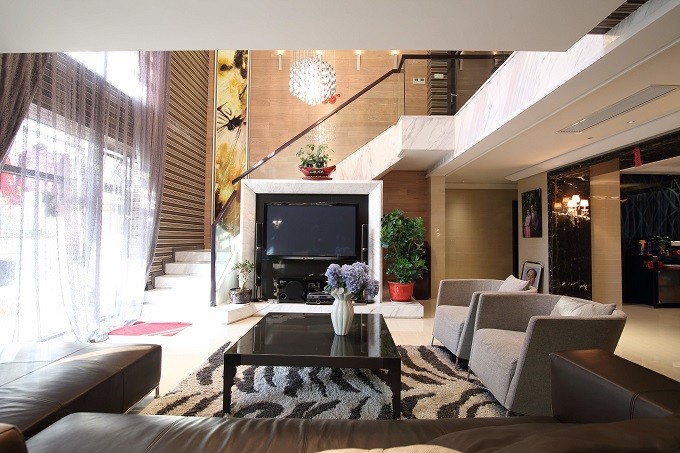 客厅 半挑空客厅让主人坐在沙发上视野上扬 背景以白色墙板和硬包配合