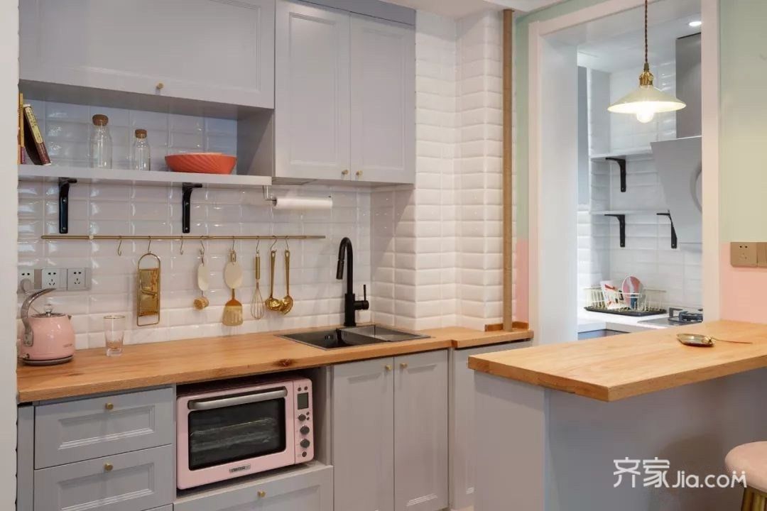 原木色台面和灰色柜体搭配白色的面包砖,让厨房变得犹如甜品店一样