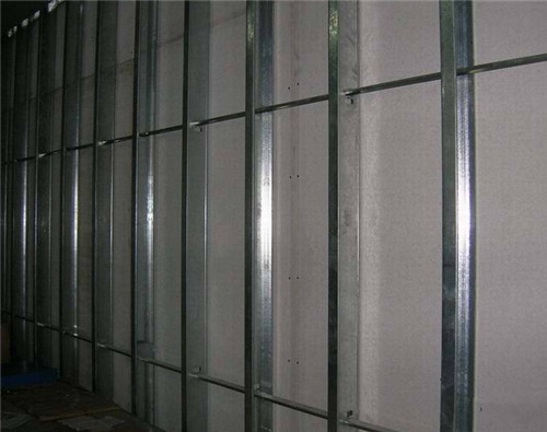 若是以轻钢龙骨作为隔墙骨架,则需要根据隔墙高度,跨度,以及隔墙使用