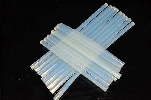 1,热熔棒可以粘各种的生活用品和电器的一些零件,还可以粘合玻璃以及