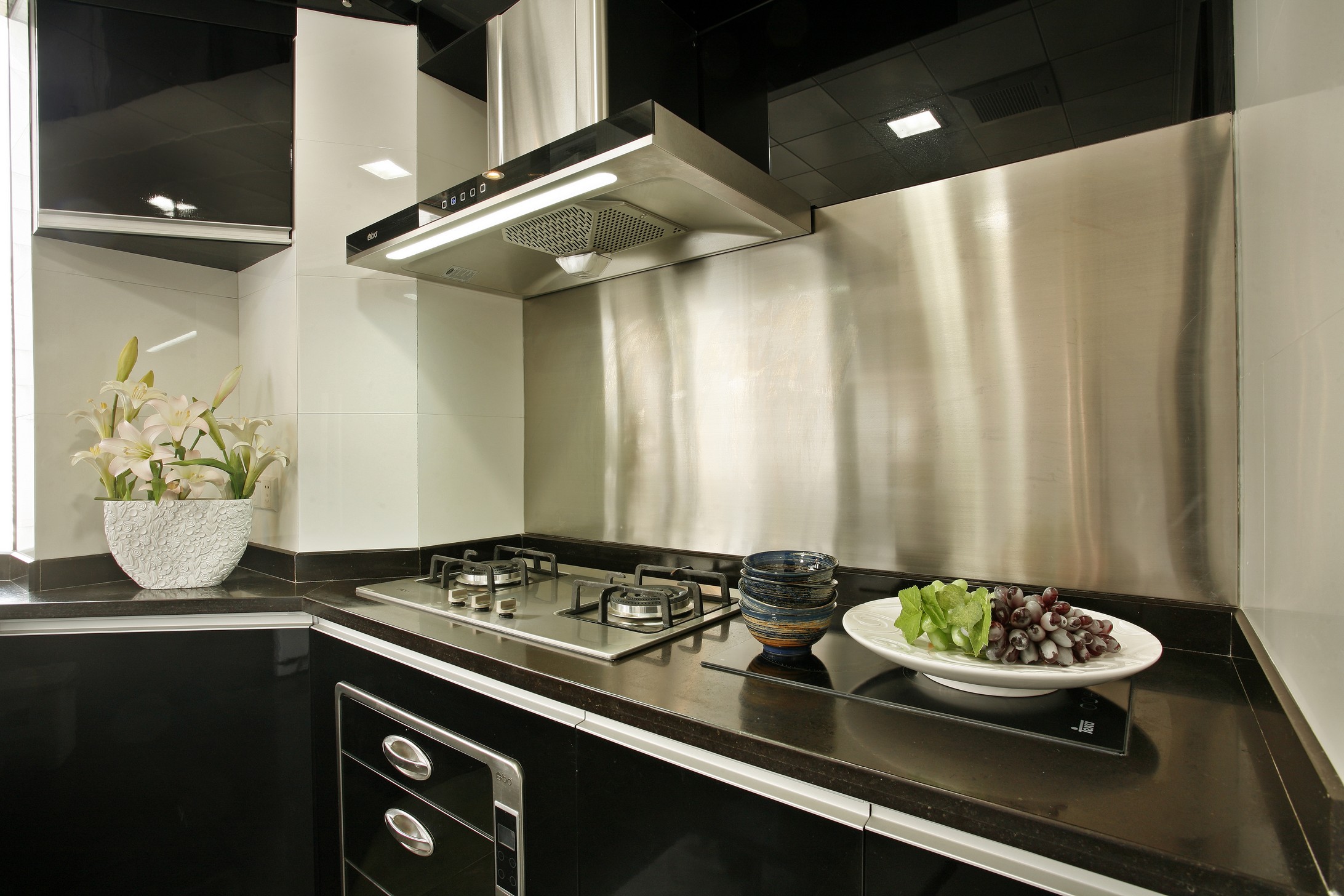 黑白灰现代简约厨房装修效果图