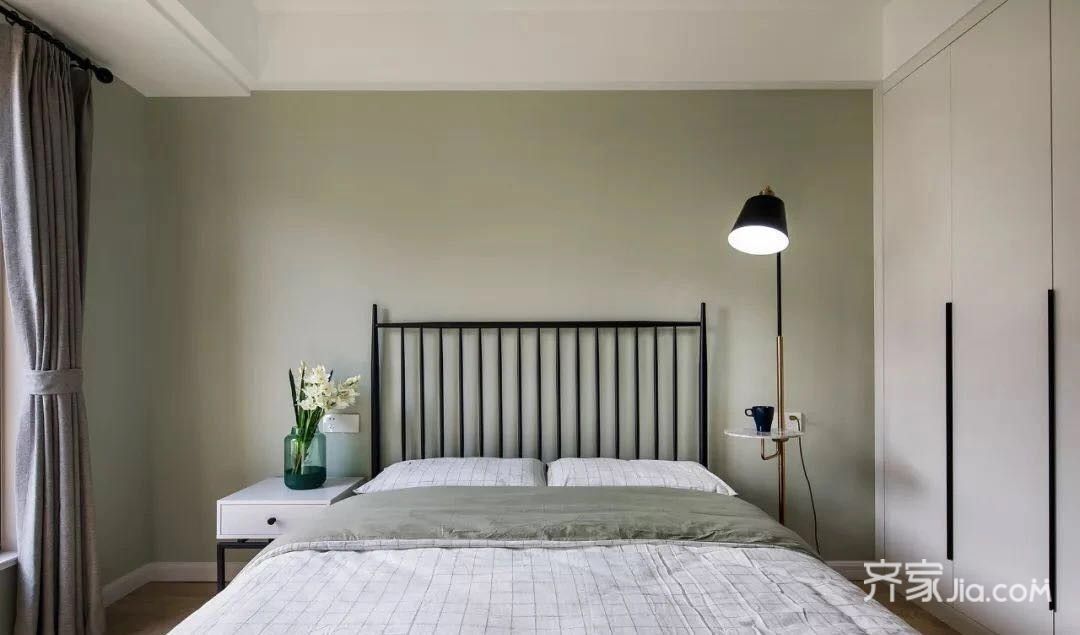 主卧床头背景浓烈的暗红色 和深绿色搭配 表现屋主对生活的那份激情