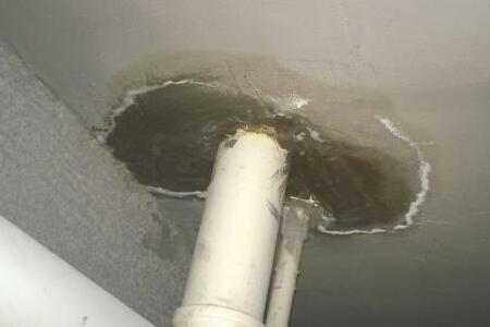 楼上卫生间管道漏水怎么办
