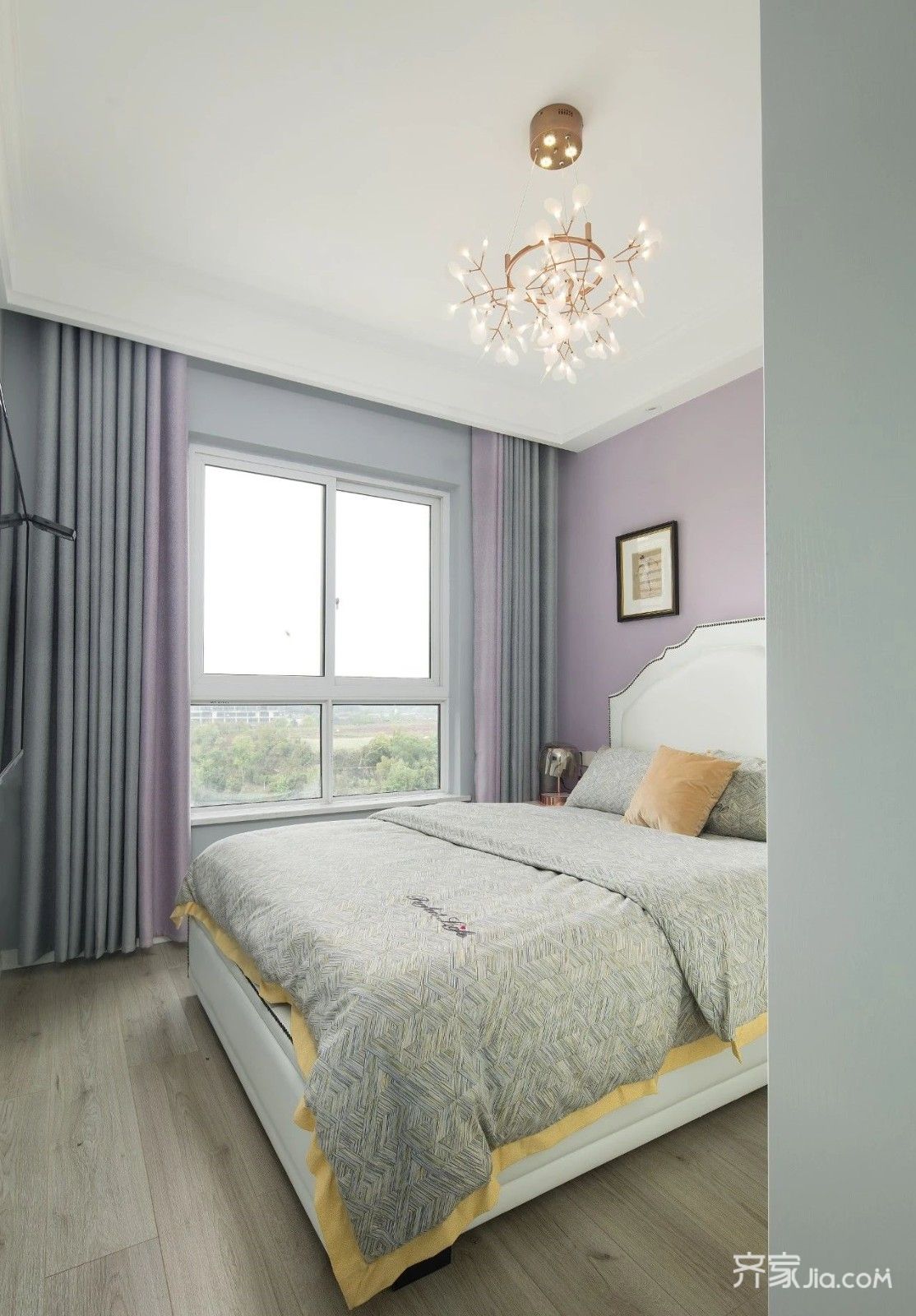 床头柜上金属台灯,在玻璃罩的装饰下,也让卧室显得更加优雅精致