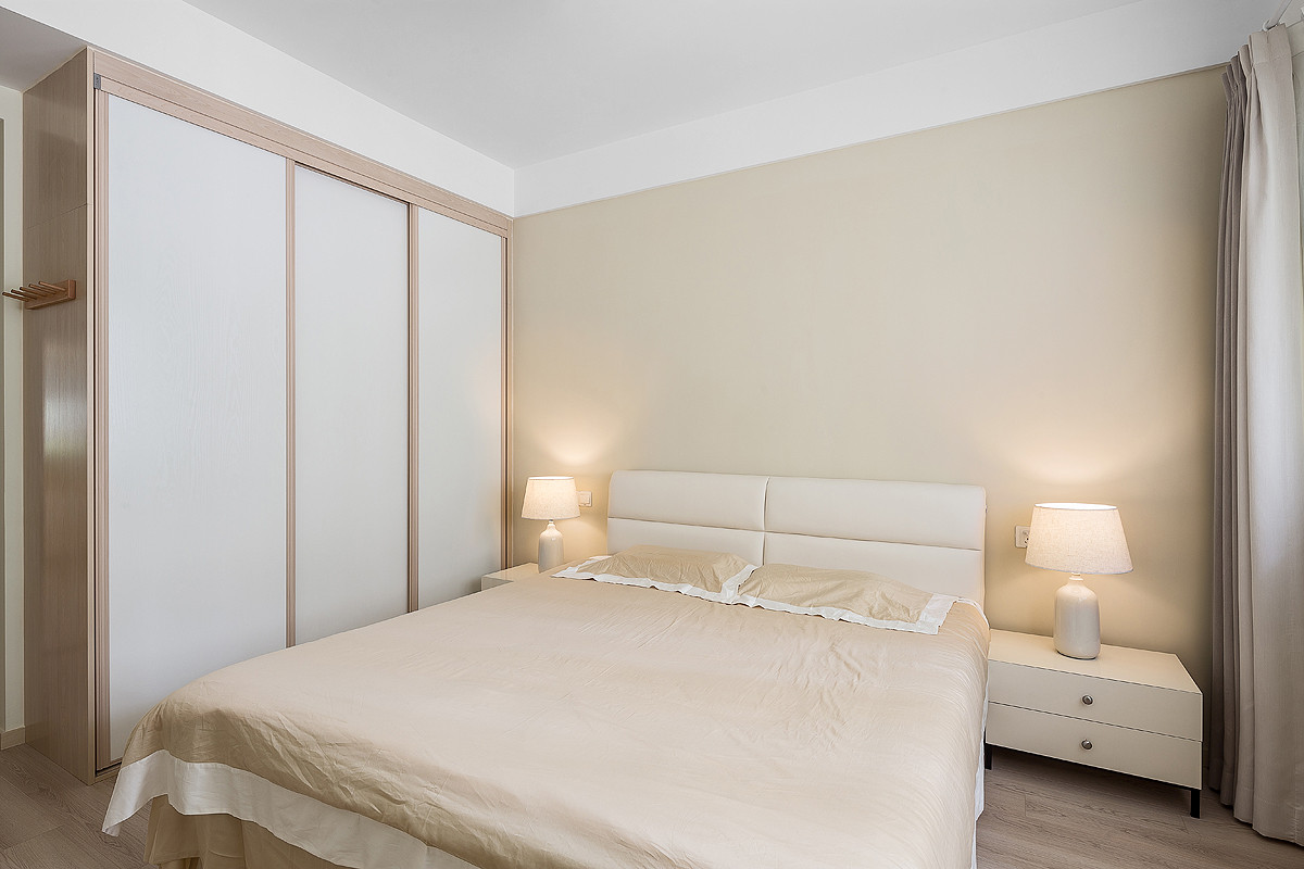 主卧墙面刷了奶咖色看起来整个卧室看起来比较温馨,搭配纯白色的窗帘