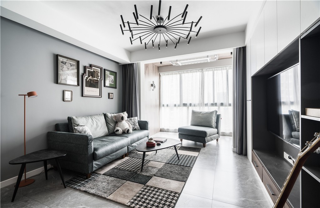 深灰色布艺沙发搭配灰色的墙面,白色电视柜,灰色地砖,整个空间色彩