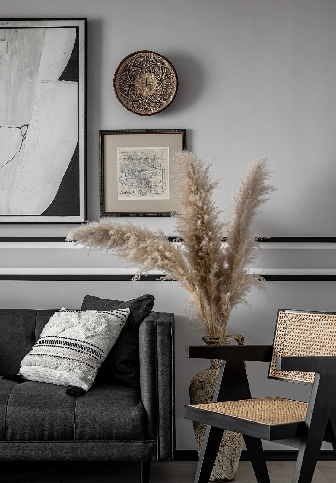 悠闲的空间里,芦苇草,陶土罐,藤编椅,摩洛哥草编盘等一切物品有自己