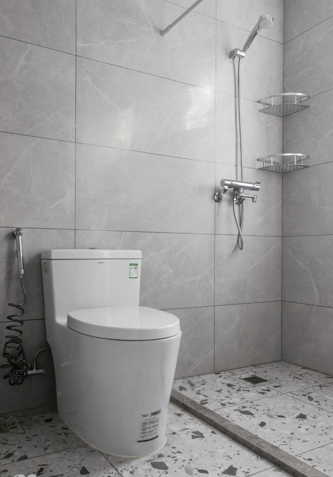 洗手间干区拥有超高颜值,以灰色为主色调,墙面局部铺贴黑色瓷砖,不仅