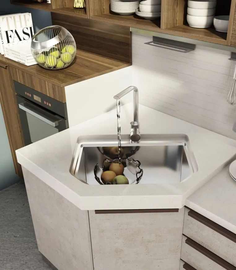 五角柜是一种有五个面的大收纳橱柜款式.