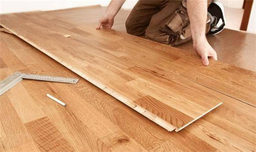 瓷砖上贴木地板|瓷砖上面可以直接铺木地板吗0