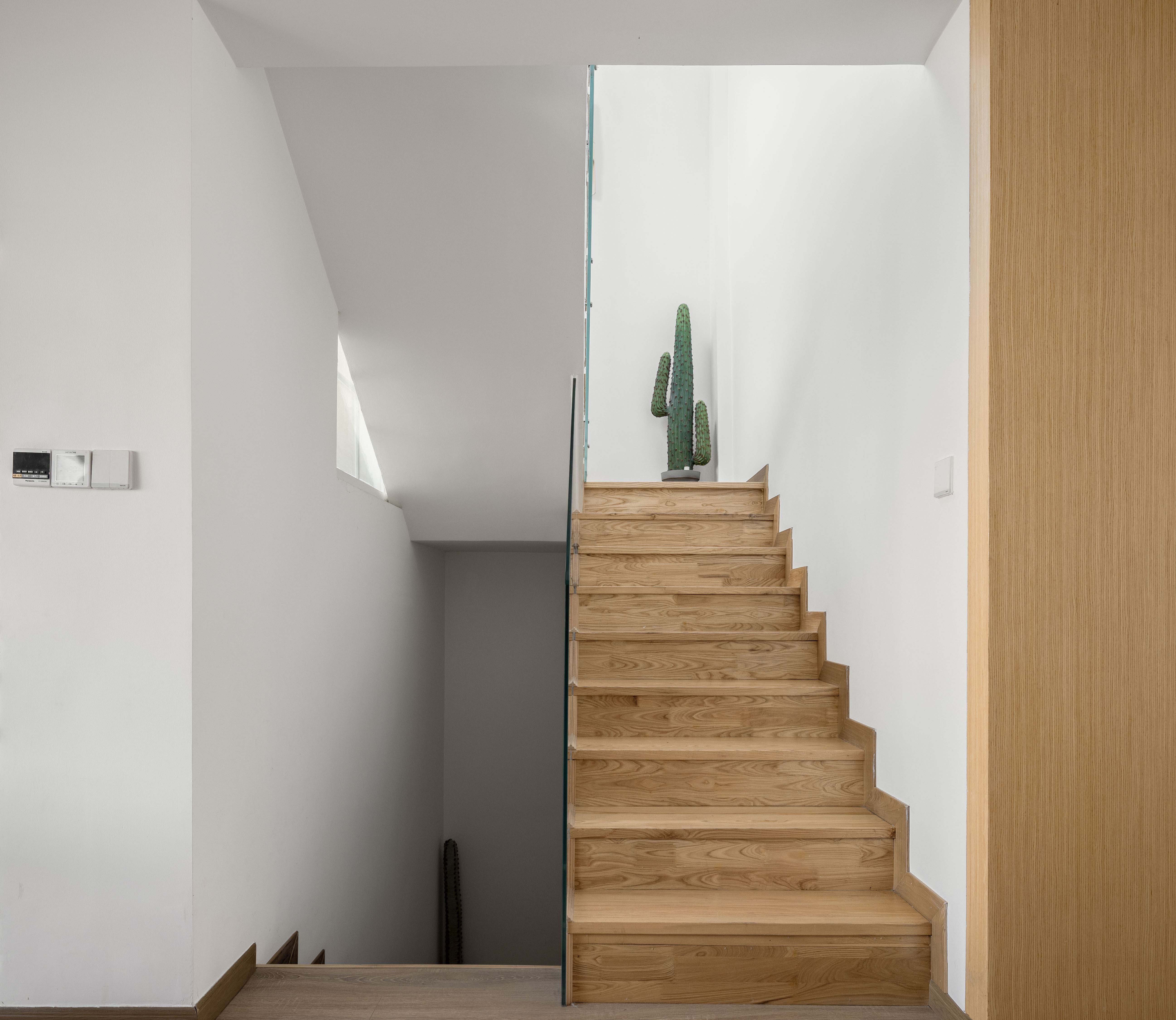 2013美式风格别墅室内钢木结构楼梯护栏装修效果图 – 设计本装修效果图