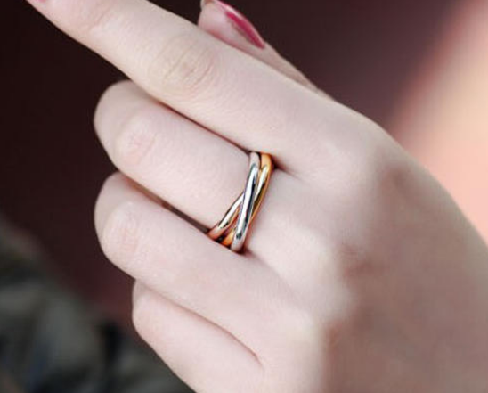 女生戒指右手食指图片