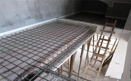 并粘贴钢板进行加固;扩大原梁的截面,再粘贴钢板对楼板进行加固;将碳