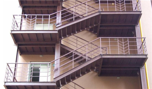 在建筑工程中,这种楼梯又被称为疏散楼梯,不管是数量,位置,还是形式都