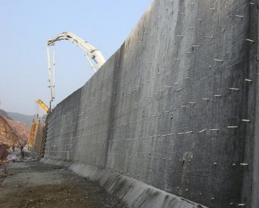 薄壁挡土墙,它本身是使用的钢筋混凝土来进行搭建的,它可以分成悬臂式