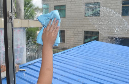 用报纸擦拭玻璃会起雾吗(用报纸擦玻璃为什么很干净)